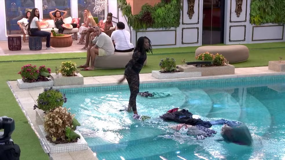 Leidy Elin joga as roupas de Davi na piscina