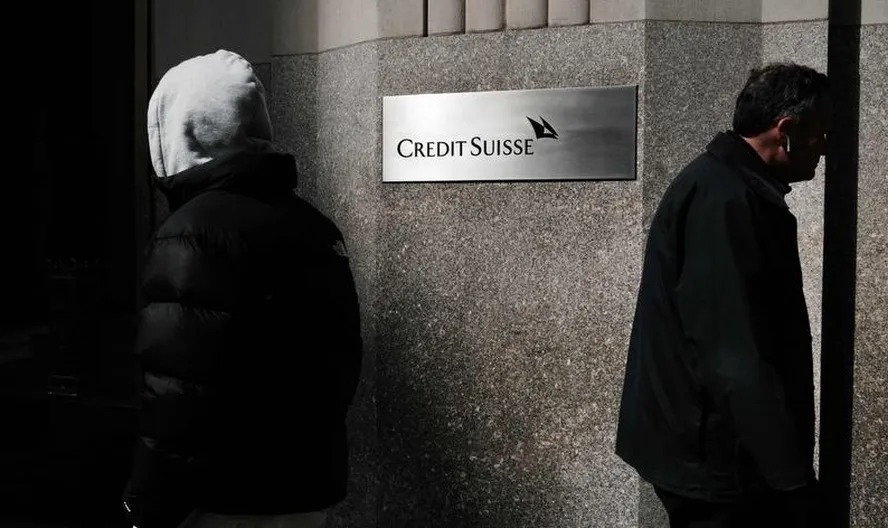 Pessoas caminham em frente à sede do Credit Suisse em Nova York 