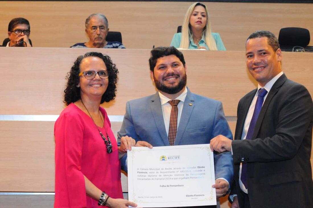 "É uma honra para a Folha de Pernambuco fazer parte dessa homenagem, que estende-se à cultura de Pernambuco", diz Leusa Santos, representante do jornal na sessão solene