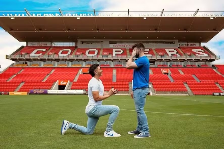 O momento: Josh Cavallo pede seu namorado em casamento, no campo do Adelaide United 