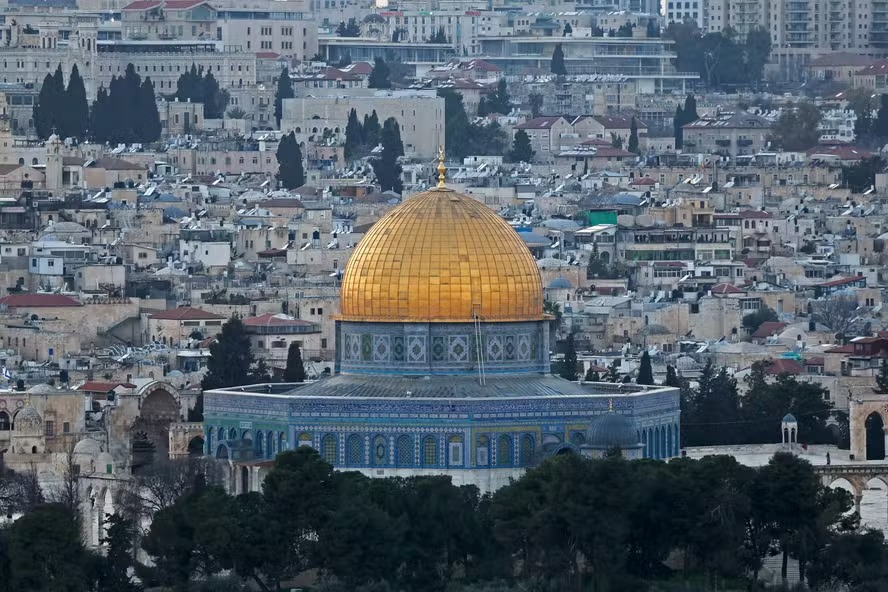 Esta fotografia tirada do Monte das Oliveiras mostra uma vista do complexo da mesquita Al-Aqsa e da sua Cúpula da Rocha na Cidade Velha de Jerusalém 