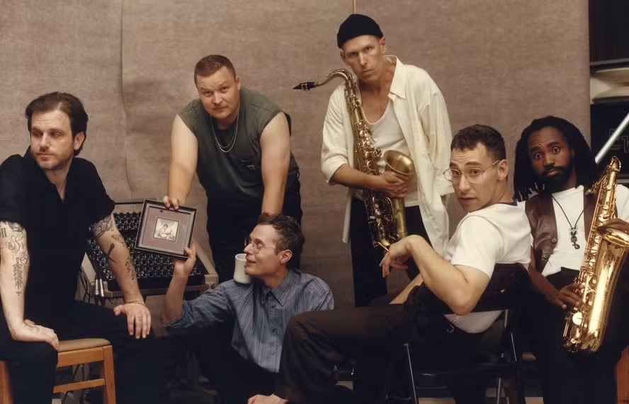 O grupo Bleachers, do produtor Jack Antonoff (de costas) 