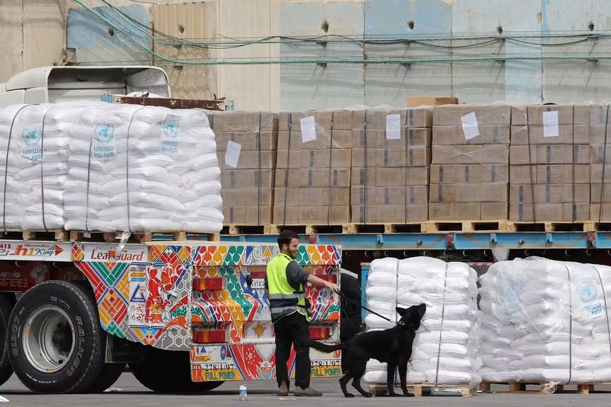 Caminhões com ajuda humanitária passam por fiscalização no posto de fronteira de Kerem Shalom 