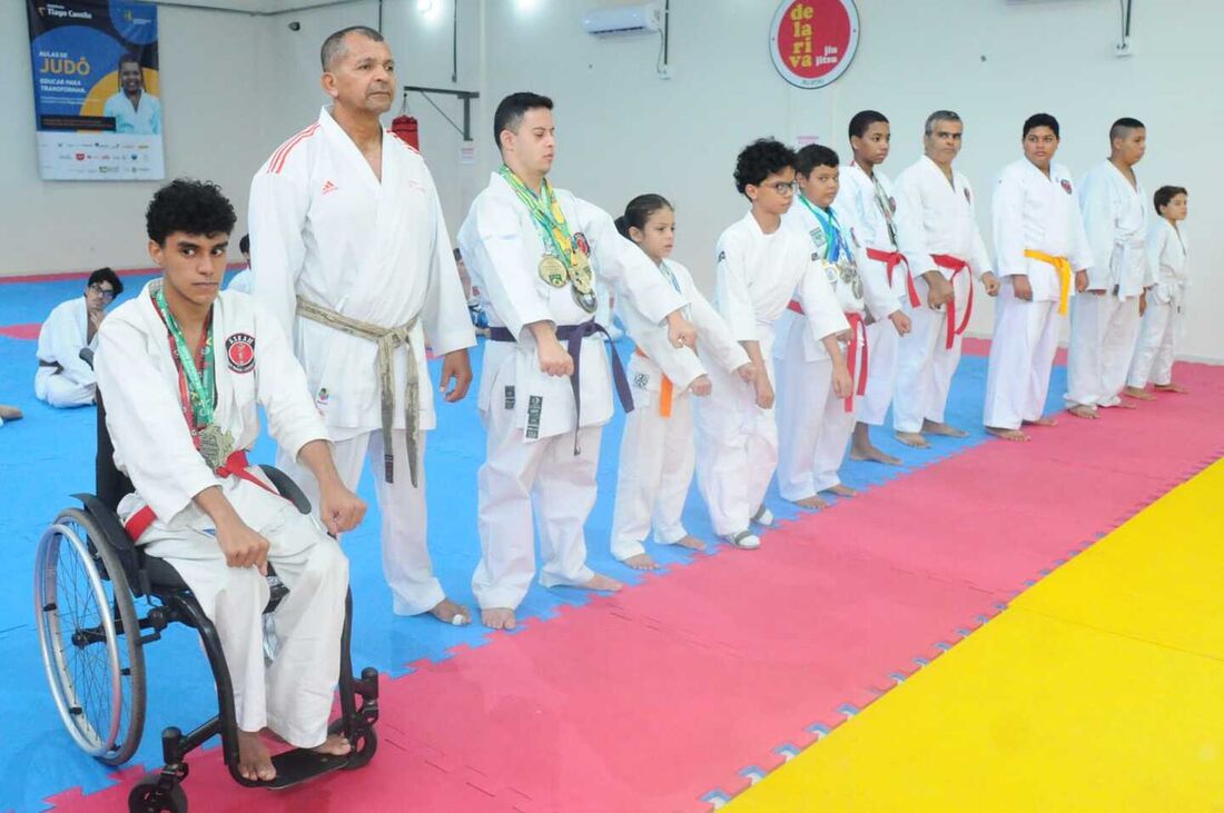 Turma de karatê comandada pelo sensei Manoel Laurentino, no dojô do Parque Esportivo Santos Dumont, em Boa Viagem 