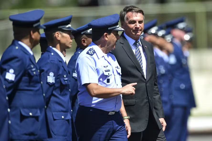 O ex-comandante da Aeronáutica Carlos Almeida Baptista Júnior e o ex-presidente Jair Bolsonaro 