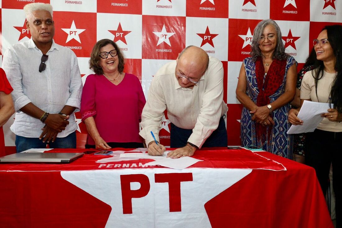 O médico Mozart Sales se inscreve na disputa para candidato do PT a vice na chapa de João Campos.