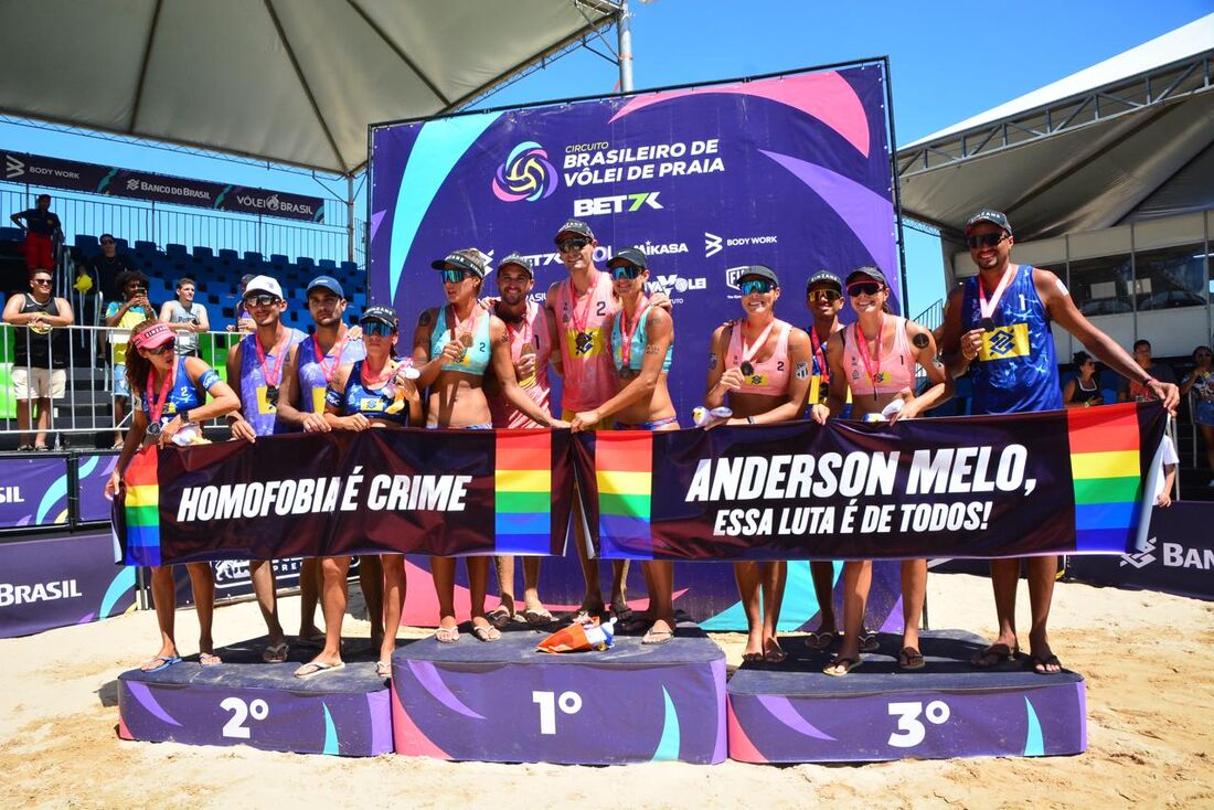 Medalhistas do Top16 levam protesto contra homofobia ao pódio da categoria 