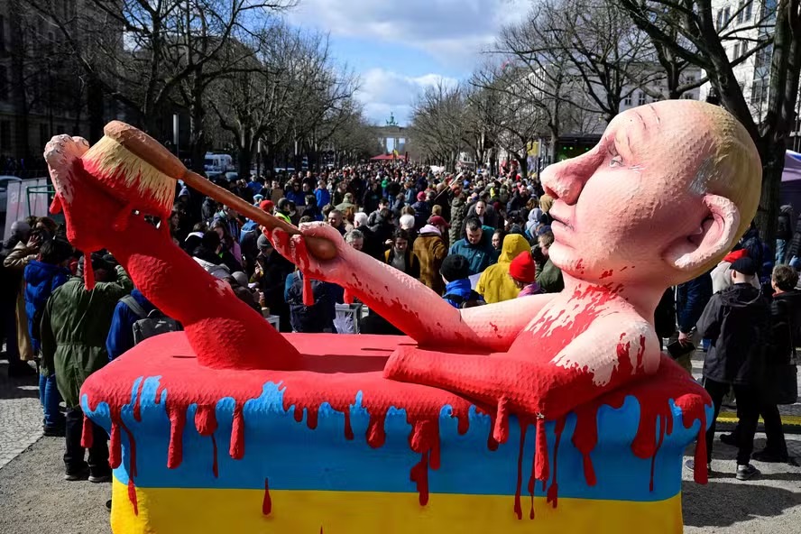 Boneco do presidente russo, Vladimir Putin, em uma banheira de sangue é vista durante comício em frente à embaixada russa em Berlim, onde eleitores fizeram fila para votar nas eleições presidenciais russas de 17 de março de 2024