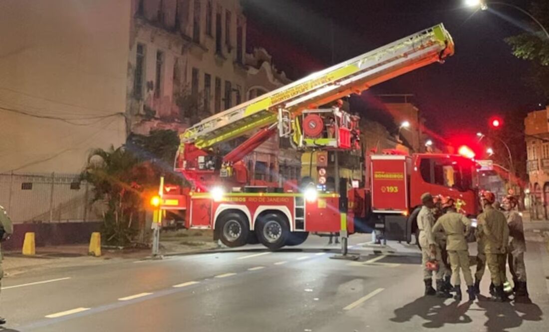 Estrutura interna de edifício abandonado desaba no centro do Rio de Janeiro