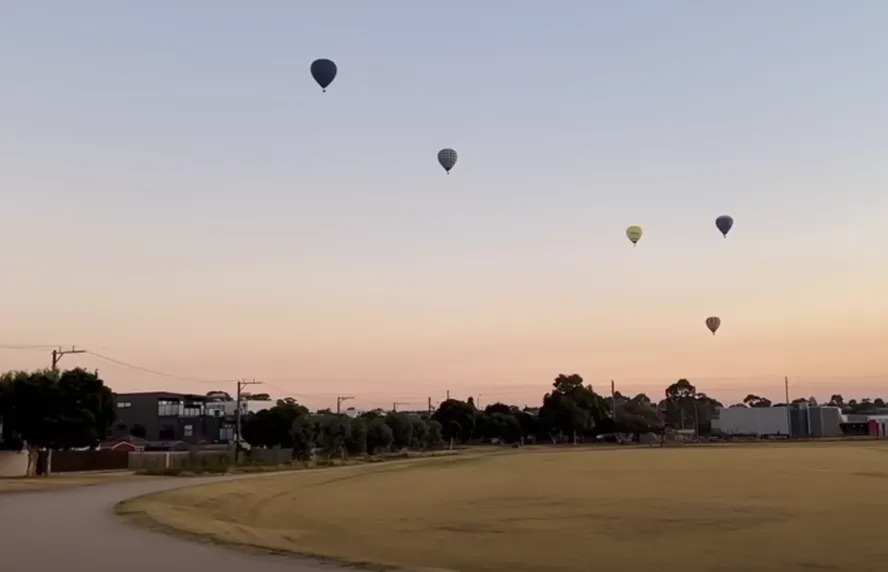 Homem morreu após cair de balão em Melbourne, na Austrália 