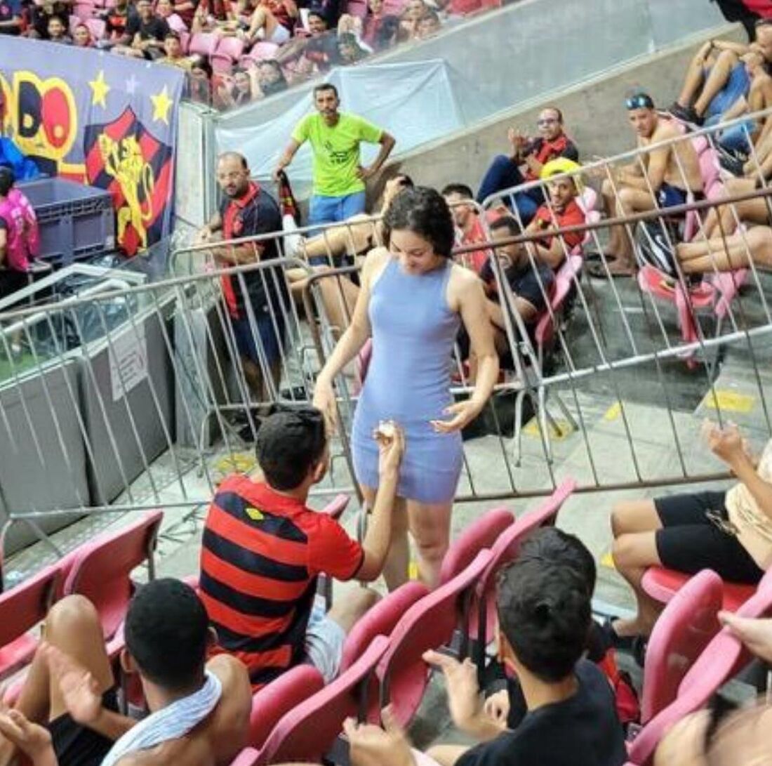 Momento do pedido de casamento, enquanto jogadores do Sport e do Santa Cruz se preparavam para os lances da marca penal