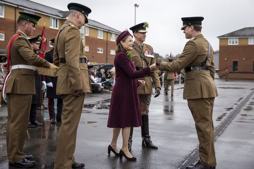 Lady Ghika dá trevos para militares da Guarda Irlandesa, em cerimônia do dia de São Patrício 