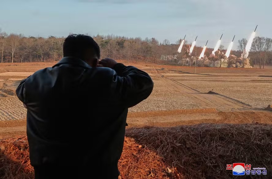 Kim Jong Un participa de exercício de disparo de foguetes da Unidade de Artilharia da Região Ocidental, em um local não confirmado na Coreia do Norte 