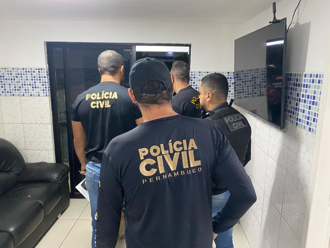 Ao todo, 30 policiais civis, entre delegados, agentes e escrivães participam da operação