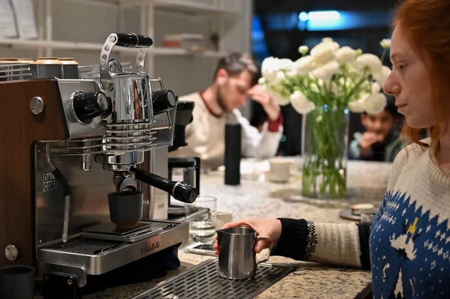 Mulher prepara café em cafeteria de Buenos Aires: preços na Argentina estão mais caros, tanto em peso como em dólar  