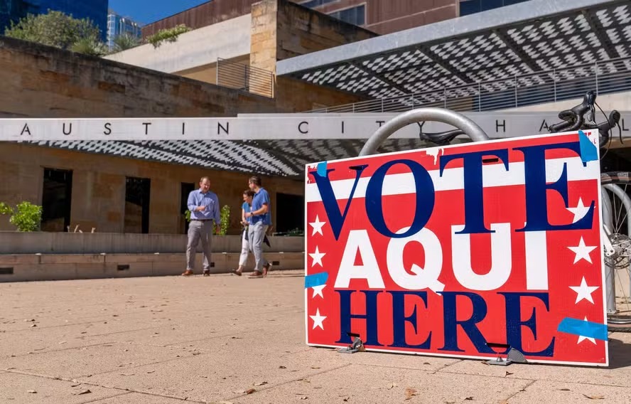 Uma placa de votação é vista enquanto os eleitores deixam o local de votação da Prefeitura de Austin durante as primárias presidenciais 