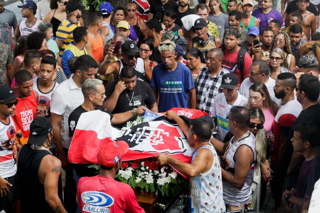 Enterro aconteceu no Cemitério de Santo Amaro, centro do Recife