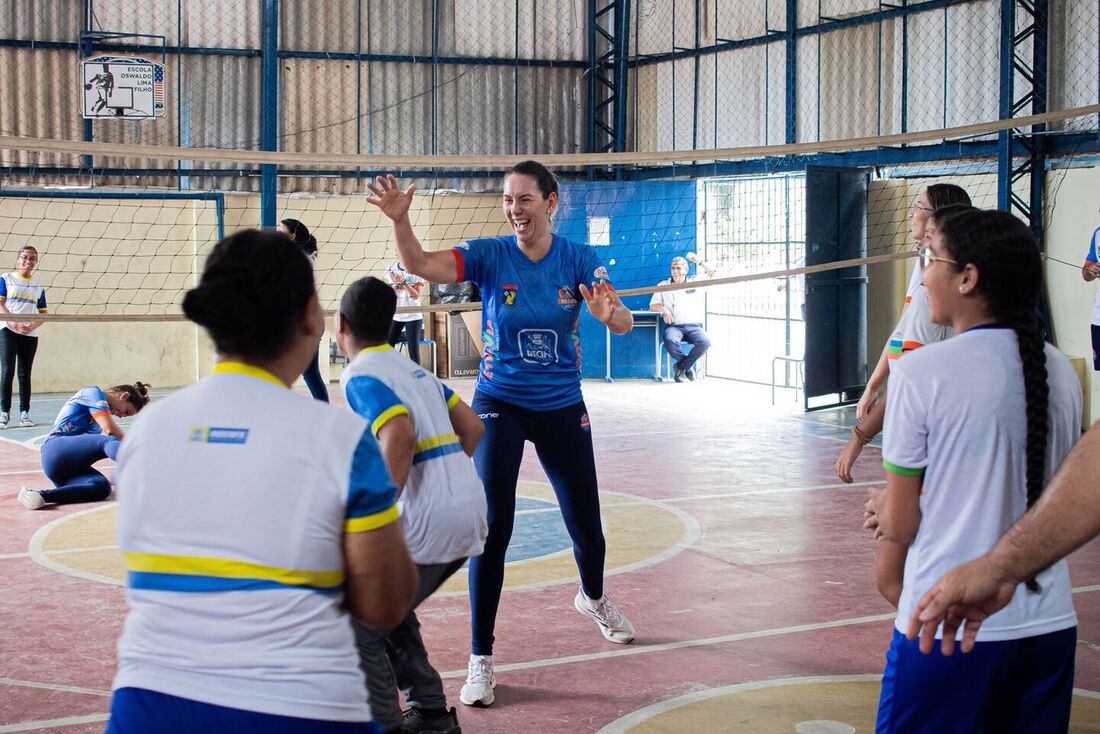 Fabíola, capitã do Recife Vôlei na visita à Escola Municipal Oswaldo Lima Filho