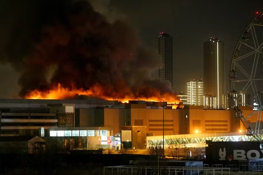 Incêndio consome o centro comercial Crocus City Hall, em Krasnogorsk, nos arredores de Moscou 