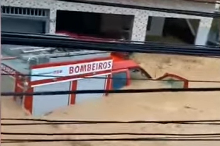 No município, um caminhão do Corpo de Bombeiros foi arrastado pela enxurrada que alagou ruas