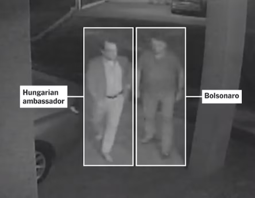 Bolsonaro e o embaixador da Hungria, Miklós Halmai, em imagens das câmeras de segurança 