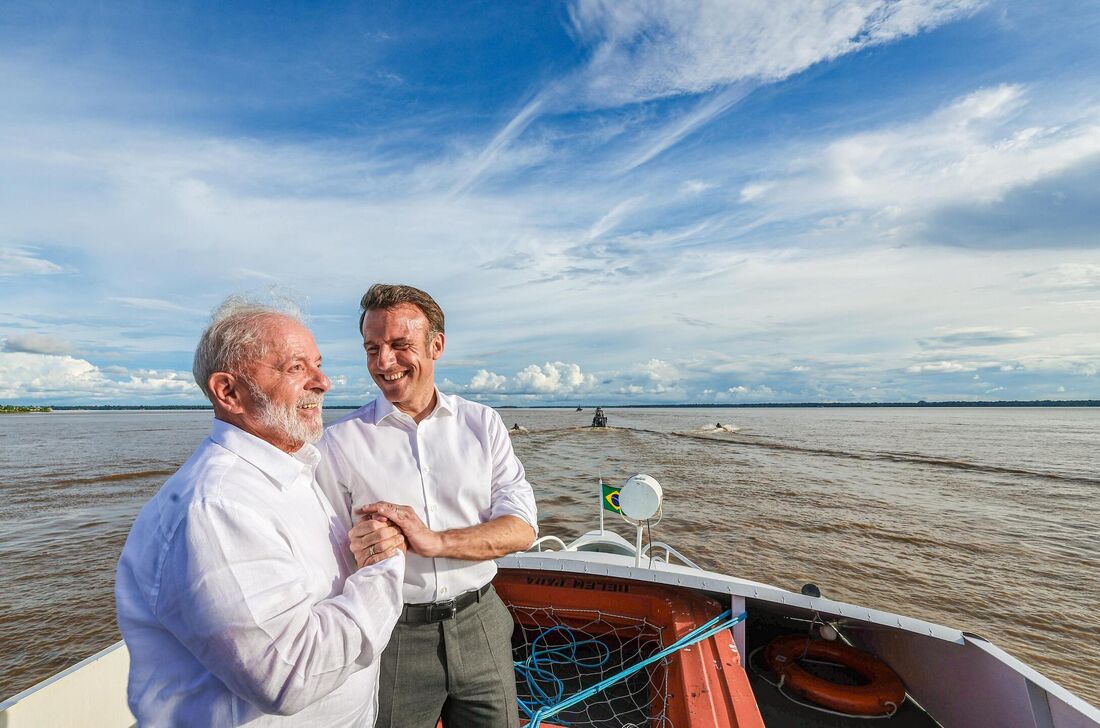 Presidente Lula e presidente Macron a caminho da Ilha do Combu em Belém (PA)