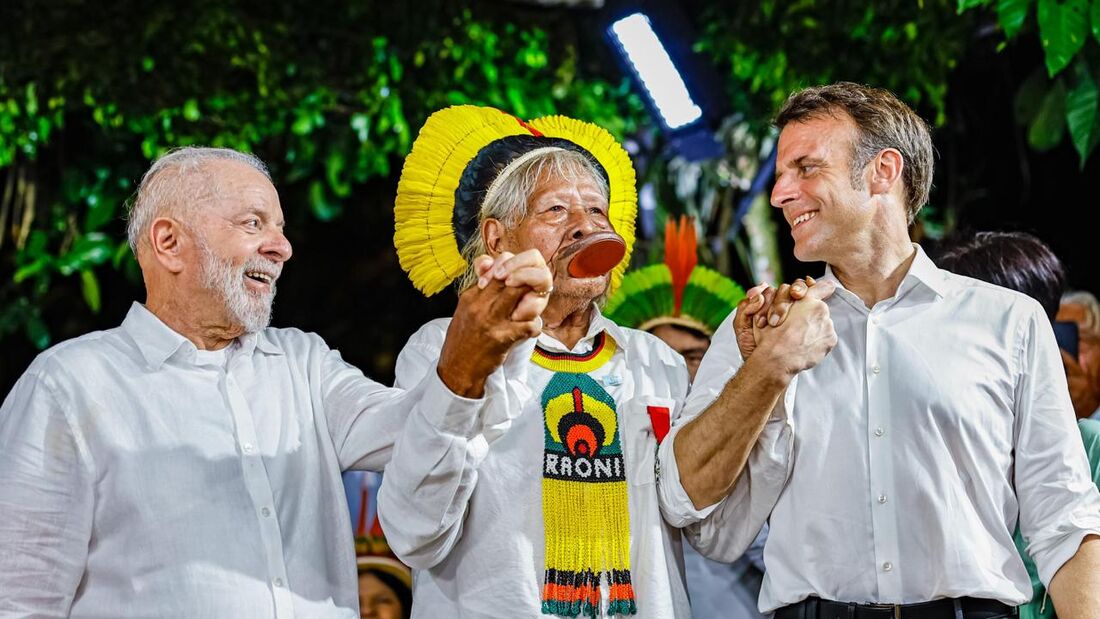 Macron ao lado de Raoni e do presidente Lula