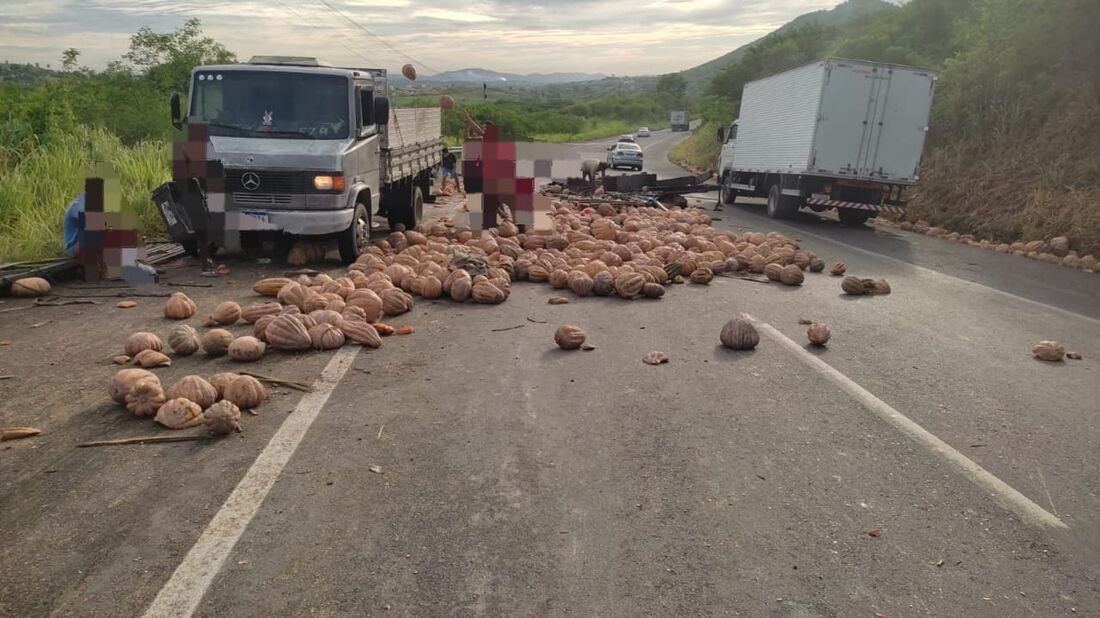 Carga de jerimum ficou espalhada pela pista