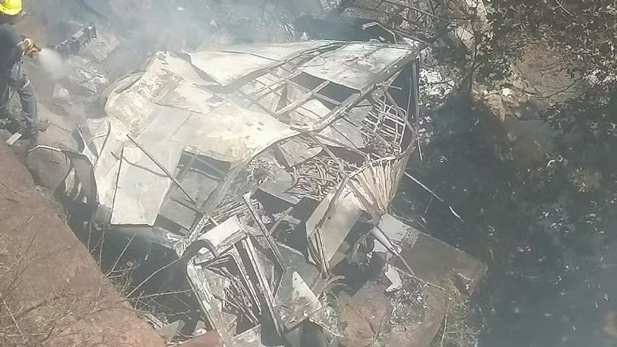 Ônibus cai de ponte e deixa 45 mortos na África do Sul 