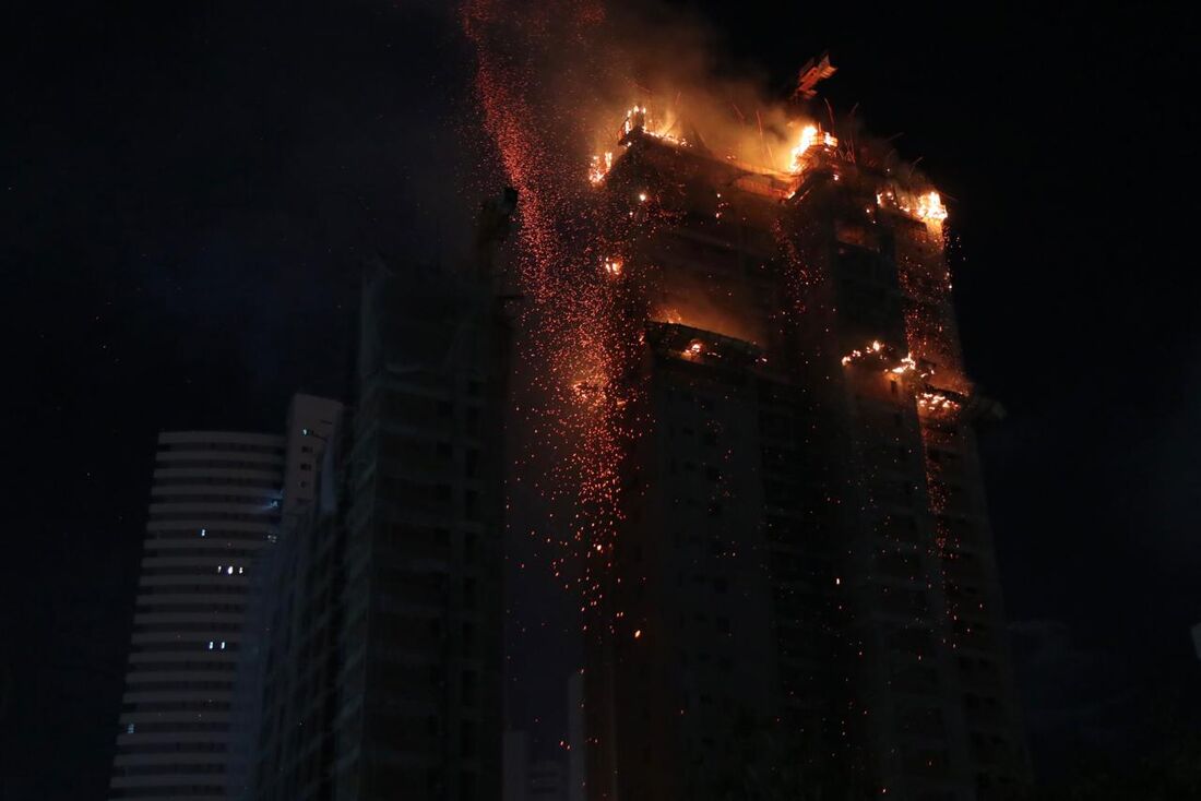 Incêndio em prédio em construção no Recife