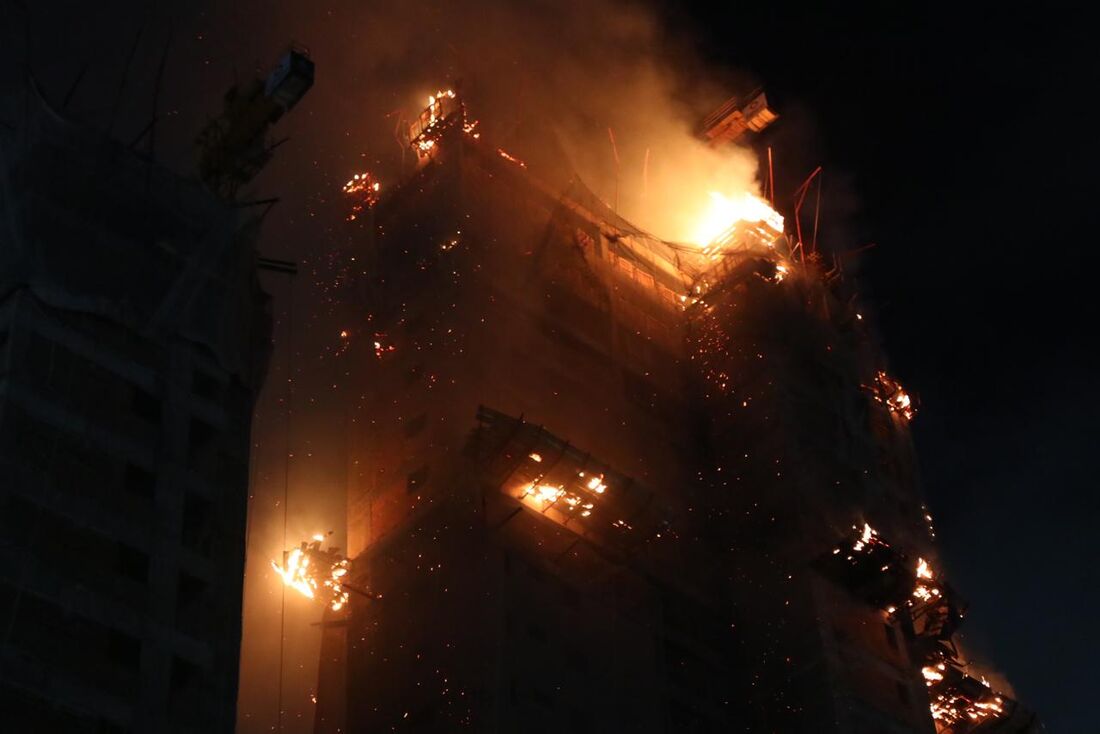 Incêndio começou por volta das 20h em prédio na Torre, Zona Norte do Recife.