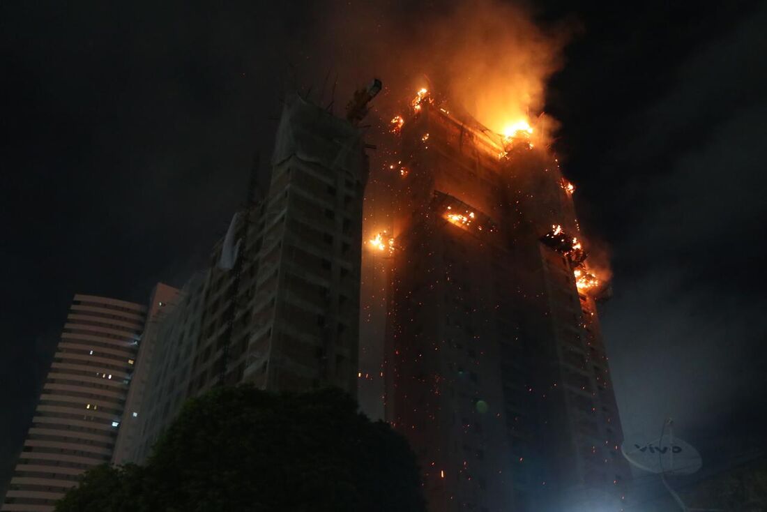 Incêndio em prédio em construção no Recife