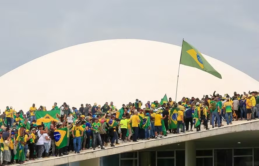 Apoiadores do ex-presidente brasileiro Jair Bolsonaro no Congresso Nacional em Brasília em 8 de janeiro de 2023