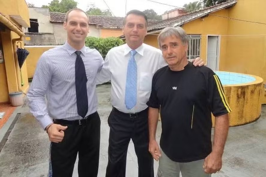 Eduardo, Jair e Angelo Bolsonaro 