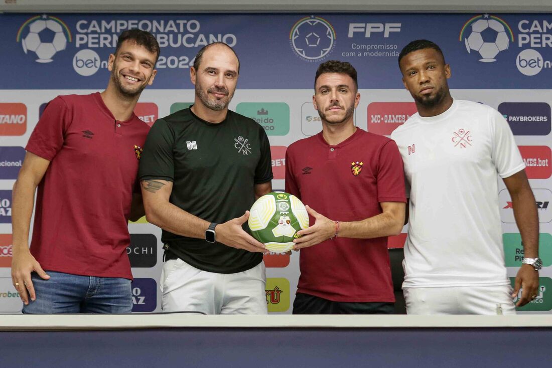 Em ordem: capitão do Sport, Rafael Thyere; técnico do Náutico, Allan Aal; técnico do Sport, Mariano Soso; e capitão do Náutico, Rafael Vaz