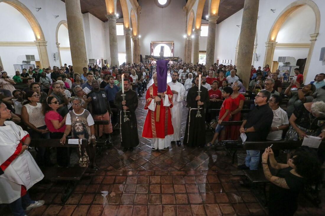 Rito de adoração à Cruz, realizado na catedral da Sé em Olinda