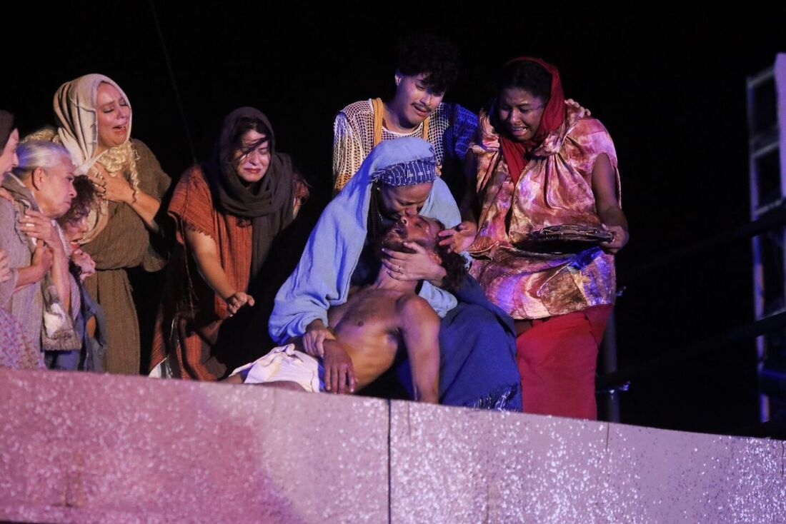 Cena em que Maria recebe Jesus morto em seus braços na Paixão de Cristo do Recife