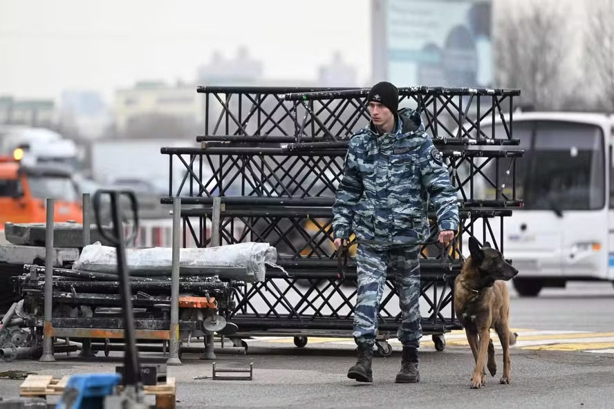 Policial vigia a área do Crocus City Hall, nos arredores de Moscou