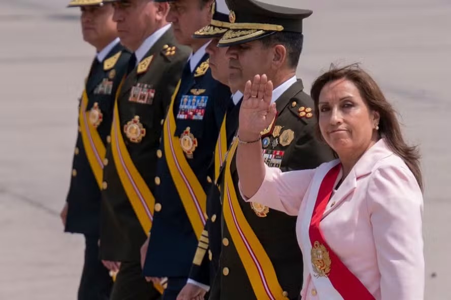 Presidente do Peru, Dina Boluarte, durante cerimônia com Forças Armadas