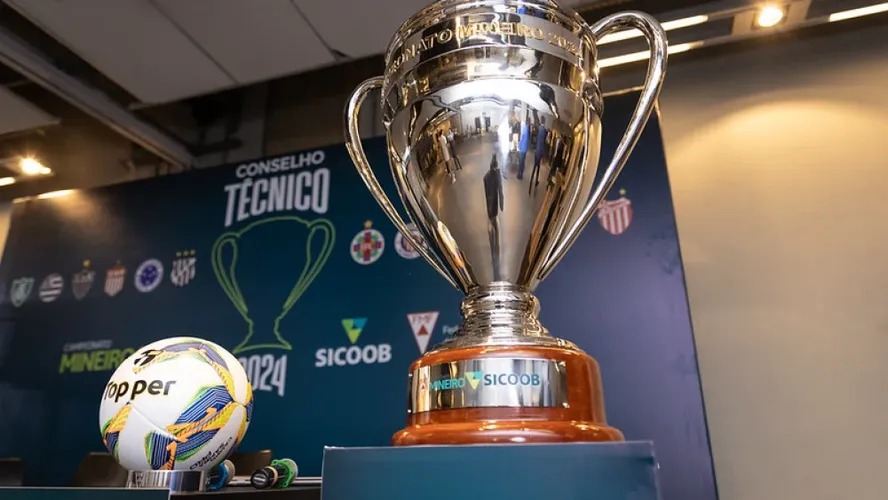 Taça e bola do Campeonato Mineiro