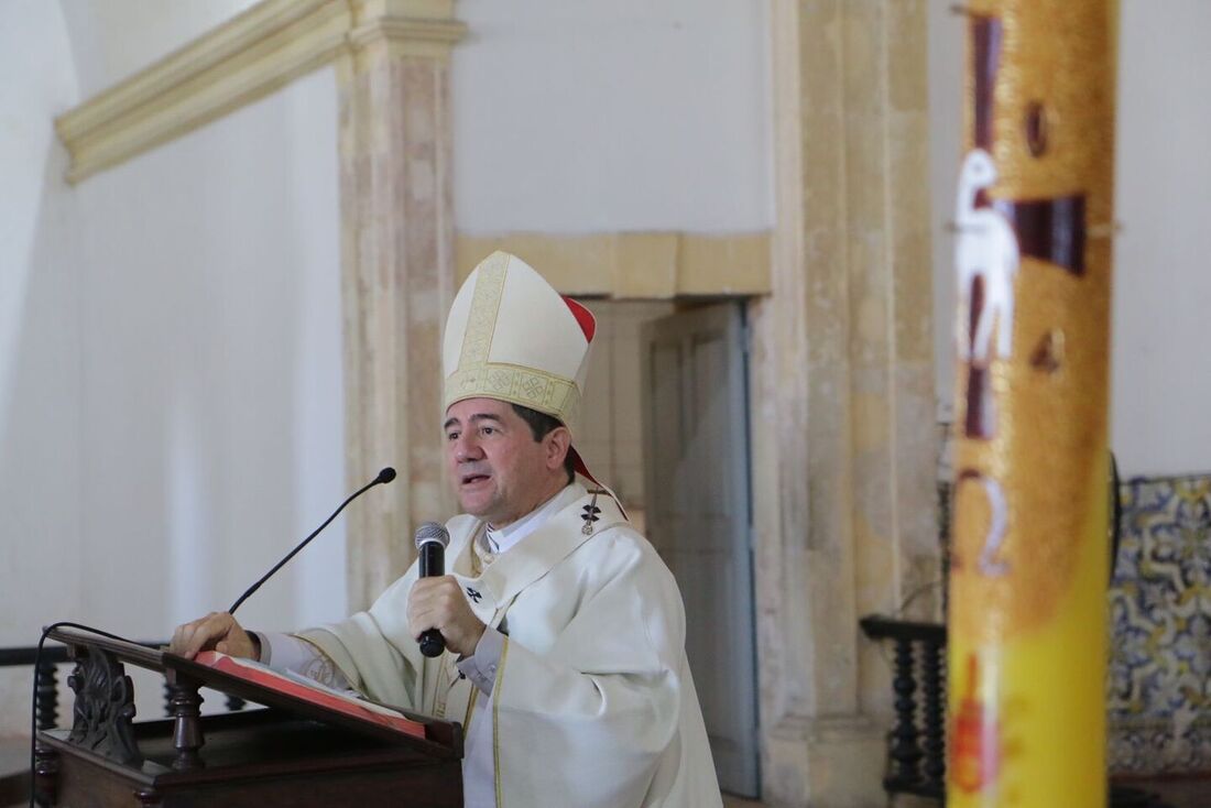 Arcebispo de Olinda e Recife, dom Paulo Jackson ao lado do Círio Pascal, que representa a luz de Cristo