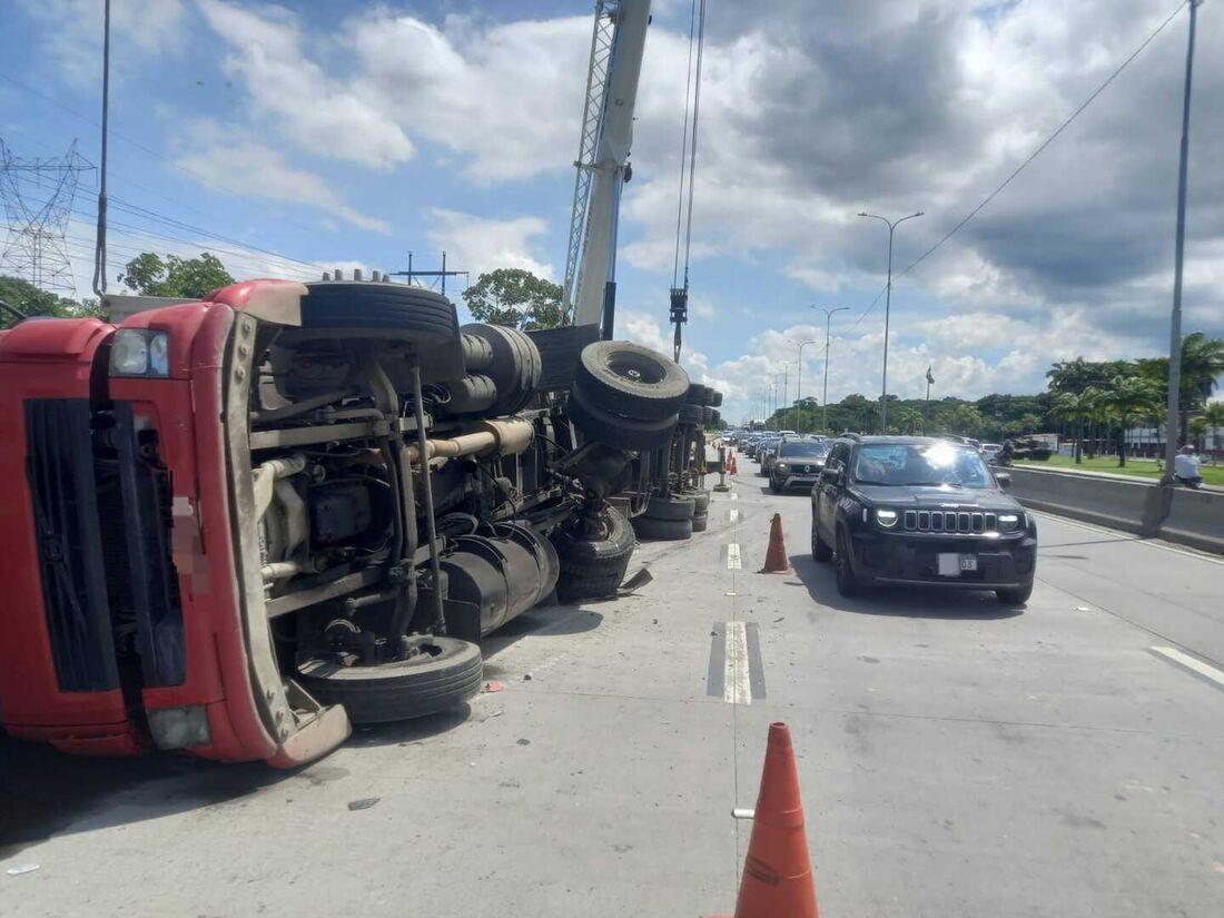 Carreta tombada na BR-232 após motorista sentir fortes dores no peito