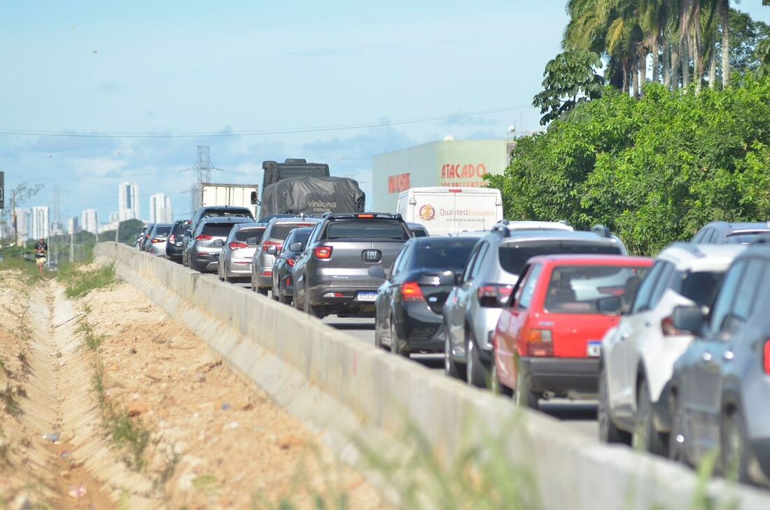 Grande fluxo de veículos na BR-232