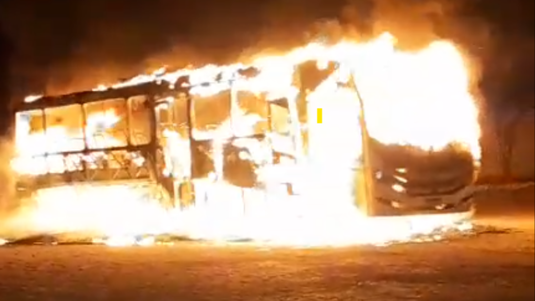 Ônibus com pacientes de Sertânia pega fogo a caminho do Recife