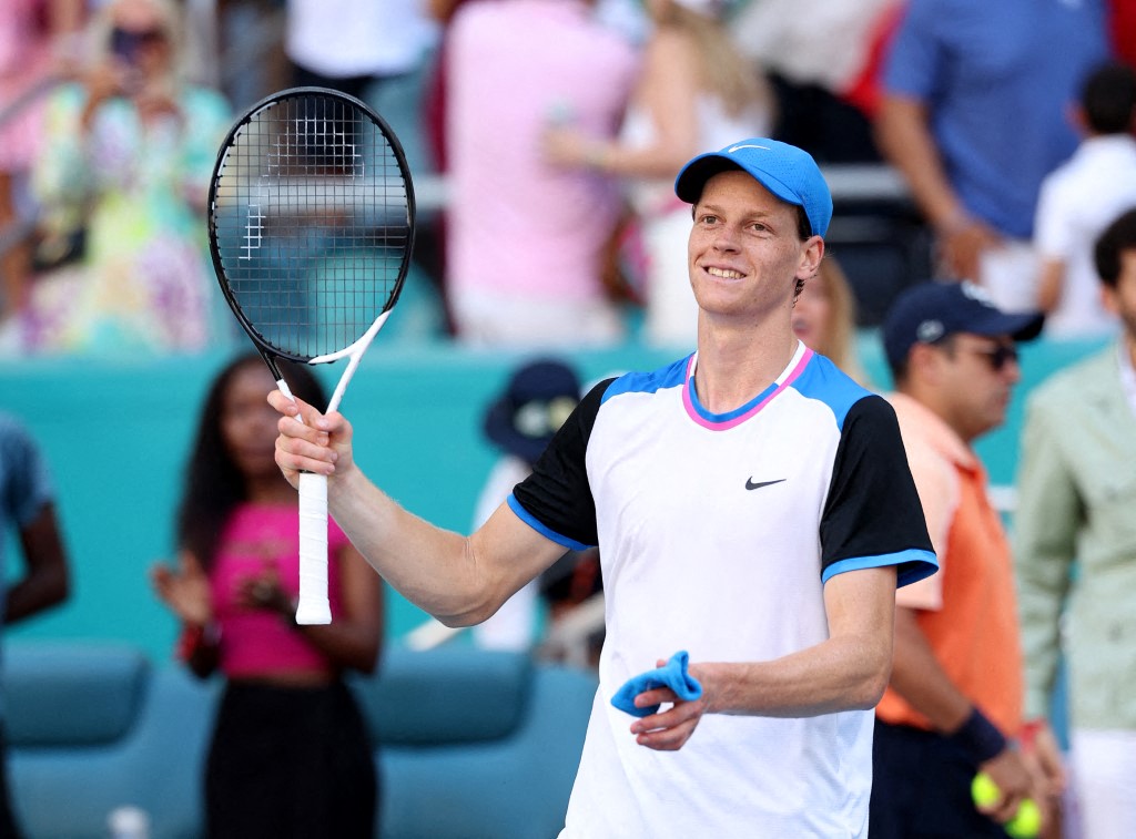 Jannik Sinner comemora vitória na final do Masters 1000 de Miami