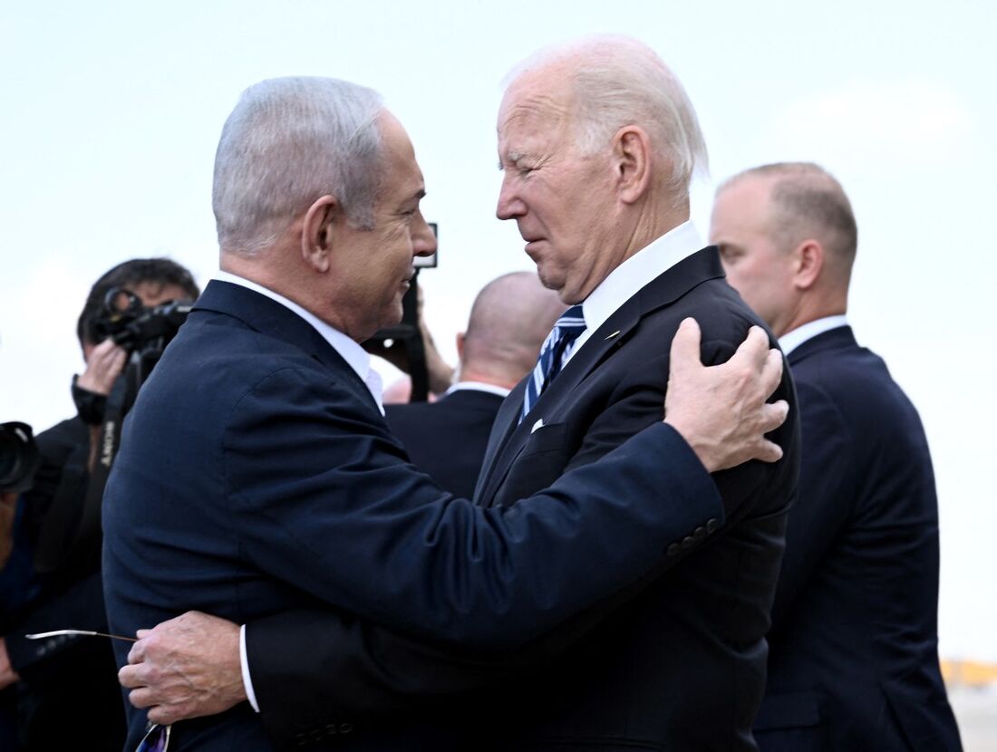 O primeiro-ministro de Israel, Benjamin Netanyahu (E), cumprimenta o presidente dos EUA, Joe Biden, em sua chegada ao aeroporto Ben Gurion de Tel Aviv 