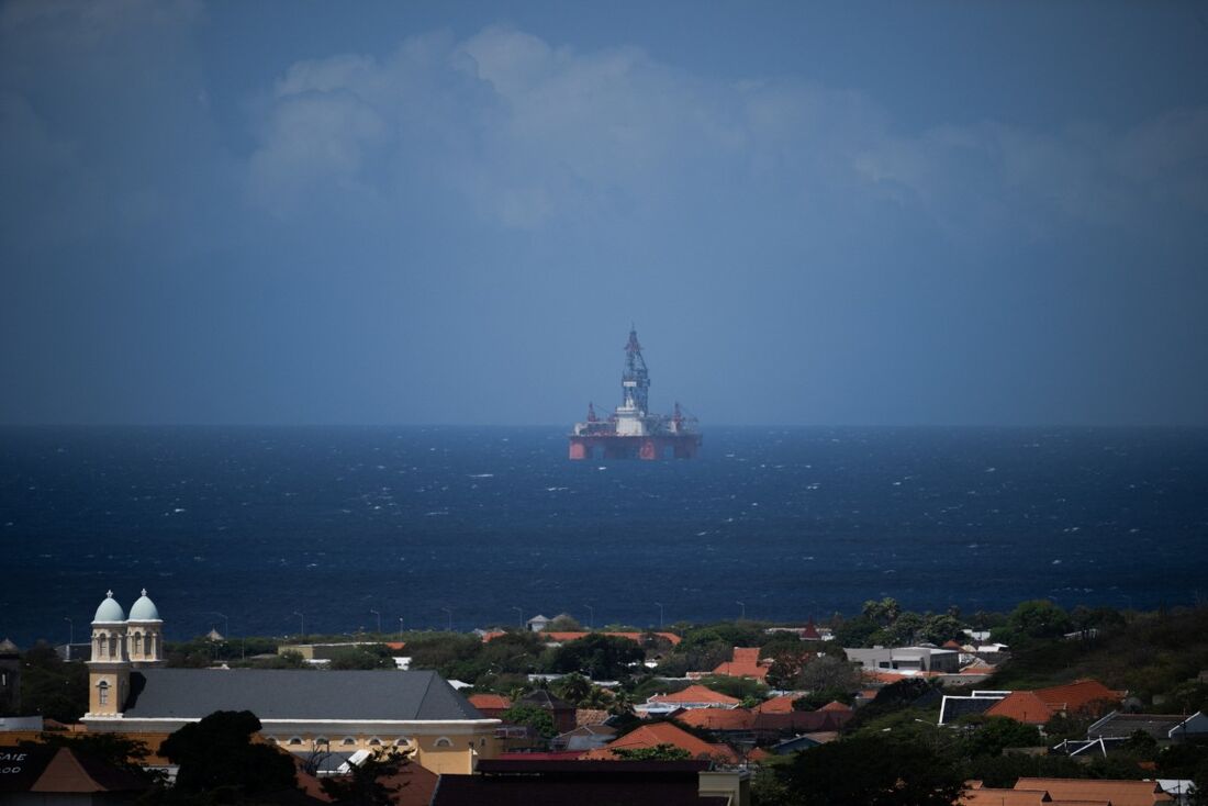 Uma plataforma de petróleo é vista em Willemstad, Curaçao, no Caribe Holandês, em 13 de março de 2024