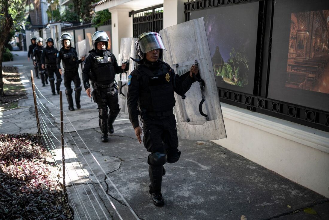 Policiais de choque e membros do corpo de polícia diplomática montam guarda em frente à embaixada do Equador na Cidade do México em 6 de abril de 2024