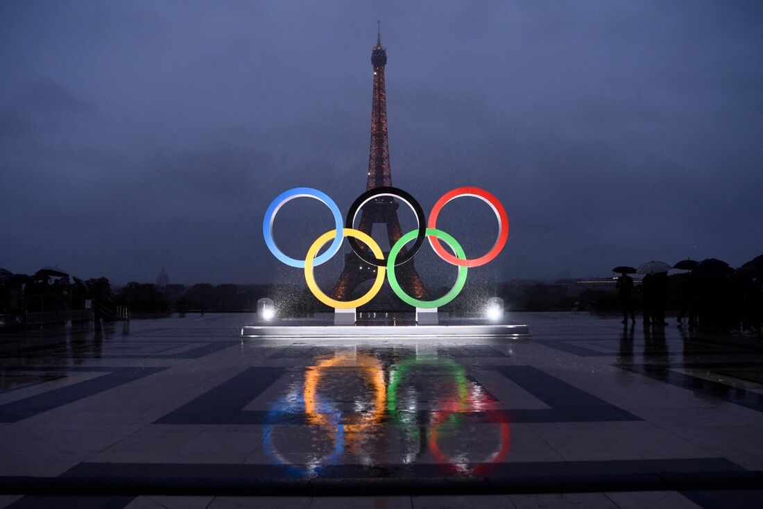 Anéis olímpicos na Esplanada do Trocadero, perto da Torre Eiffel, em Paris, em 13 de setembro de 2017