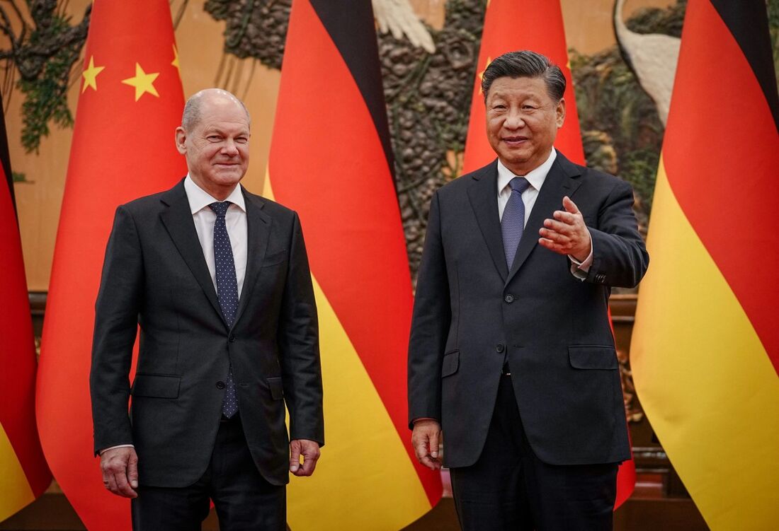 Presidente chinês Xi Jinping (D) com o  chanceler alemão Olaf Scholz (E)